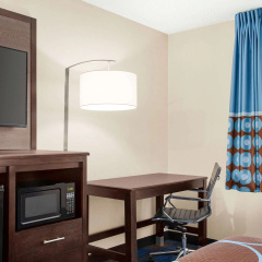 Super 8 by Wyndham Lenexa Overland Park/Mall Area thumbnail 4