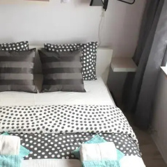 Yellow Peaked Shoe Apartment thumbnail 4