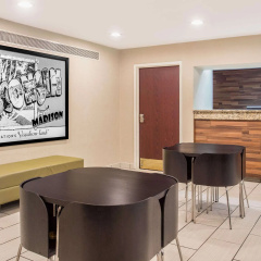 Super 8 By Wyndham Madison East thumbnail 2