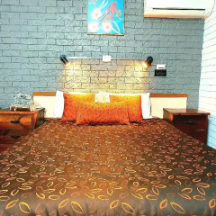 Young Goldrush Motel thumbnail 14