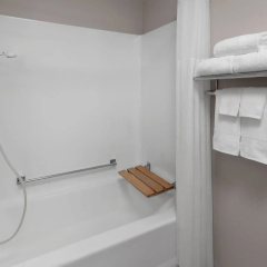 Baymont by Wyndham Oshkosh Airport thumbnail 8