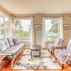 Yaquina Lighthouse View Beach Home thumbnail 7