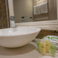 Hampton Court Apartments thumbnail 11