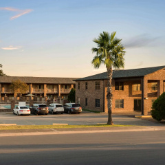 Super 8 by Wyndham Universal City thumbnail 1