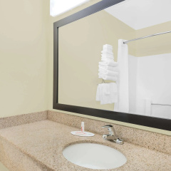 Super 8 by Wyndham Ottumwa thumbnail 7