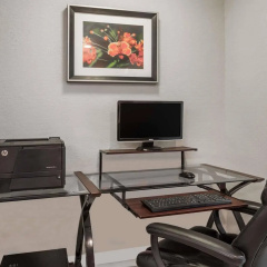 Super 8 by Wyndham Orlando Near Florida Mall
