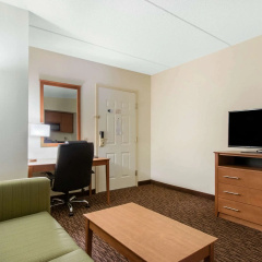 University Hotel & Suites Shippensburg, Trademark by Wyndham thumbnail 3