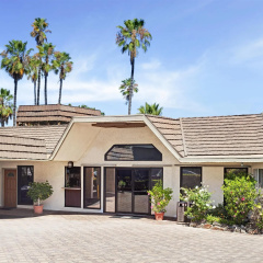 Super 8 by Wyndham Long Beach thumbnail 8