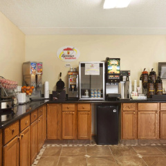 Super 8 by Wyndham West Fargo Main Ave ND thumbnail 10