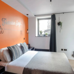 The Good Vibes Parlor - Covent Garden - by Frankie Says - Bild 1
