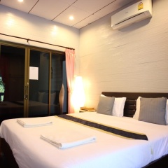 Marina Hut Guest House thumbnail 2