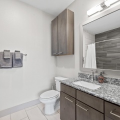 Airy 1BR King Suite Close to Downtown w Fast Wifi