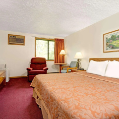 Super 8 by Wyndham Chaska thumbnail 4