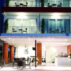 One World One Home Naiharn Hotel - Bild 1