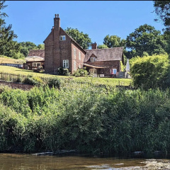 Worralls Grove Guest Farm House thumbnail 5