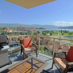 Sunset Waterfront Resort by KelownaGo thumbnail 6