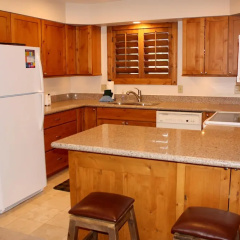 Woods Manor Condo thumbnail 10