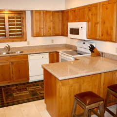 Woods Manor Condo thumbnail 12