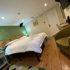 Old Manor House B&B thumbnail 4