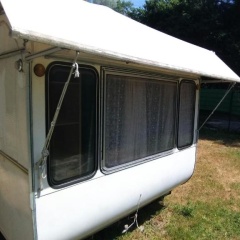 Geräumiger Wohnwagen unter Bäumen neben Mur-Stausee - Bild 10