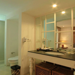 The Kanjeng Suites Villas Seminyak - Bild 4
