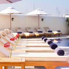 Апартаменты Mövenpick Hotel & Apartments Bur Dubai ОАЭ, Дубай - отзывы, цены и фото номеров - забронировать отель Mövenpick Hotel & Apartments Bur Dubai онлайн бассейн