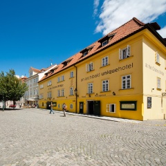 Archibald At the Charles Bridge - Bild 1