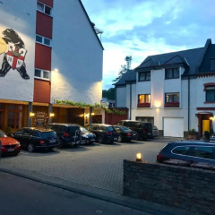 Hotel Weinhaus Zum Schwarzen Bv Ren - Bild 1