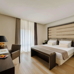 The Square Hotel thumbnail 9