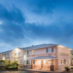 Super 8 by Wyndham Trinidad thumbnail 1