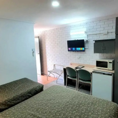 Young Goldrush Motel thumbnail 18