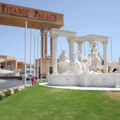 Titanic Palace - Families and Couples only - Bild 1