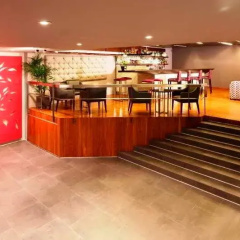 Holiday Inn photo 2