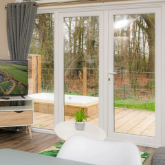 Woodlakes Park thumbnail 7