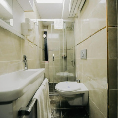 red-green-hotel-tr-KTR673466