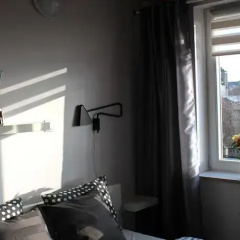 Yellow Peaked Shoe Apartment thumbnail 2