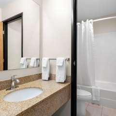 Super 8 by Wyndham La Crosse thumbnail 31
