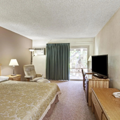 Super 8 by Wyndham Long Beach thumbnail 9