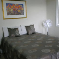 Hampton Court Apartments thumbnail 7