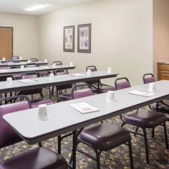 Super 8 by Wyndham Iola KS thumbnail 1