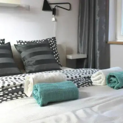 Yellow Peaked Shoe Apartment thumbnail 3