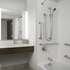 Holiday Inn Express & Suites Pittsburgh North Shore by IHG thumbnail 9
