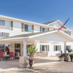 Super 8 by Wyndham Escanaba thumbnail 1