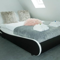 TRUTH Studio - Queensize Bett - Netflix - Küche - Bild 2