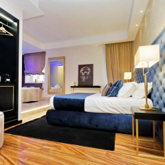 Spanish Diamond Luxury Suites & Jacuzzi - Bild 3