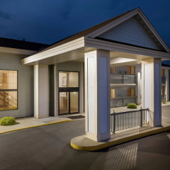 Super 8 by Wyndham La Crosse thumbnail 3