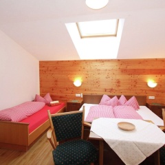 Quaint Chalet in Mayrhofen near Ski Lift - Bild 1