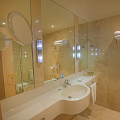 Adams Beach Hotel & Spa thumbnail 8