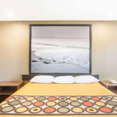 Super 8 by Wyndham National City Chula Vista thumbnail 2