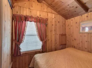 Lake Conroe One-Bedroom Cabin 4